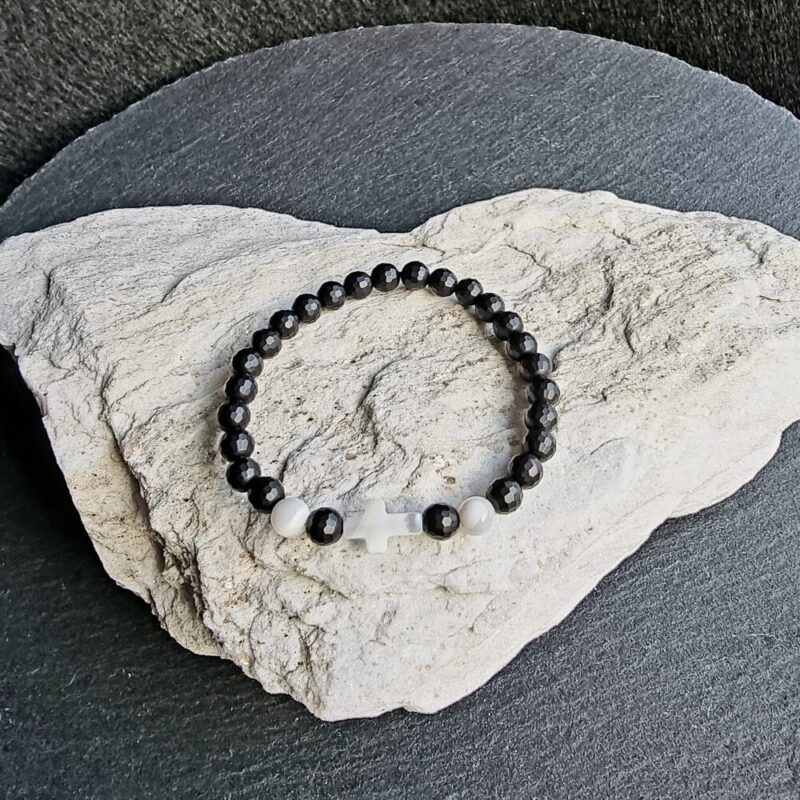 Bracelet Onyx facetté mat avec croix en Nacre Brillant