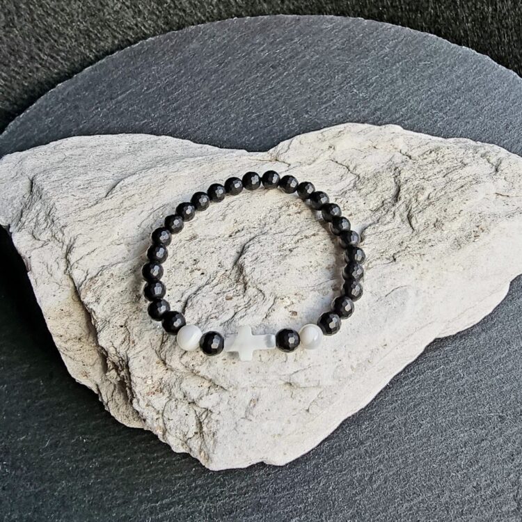 Bracelet Onyx facetté mat avec croix en Nacre Brillant