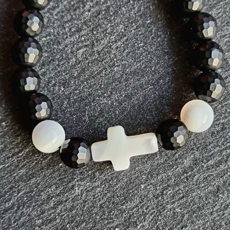 Bracelet Onyx facetté mat avec croix en Nacre Brillant